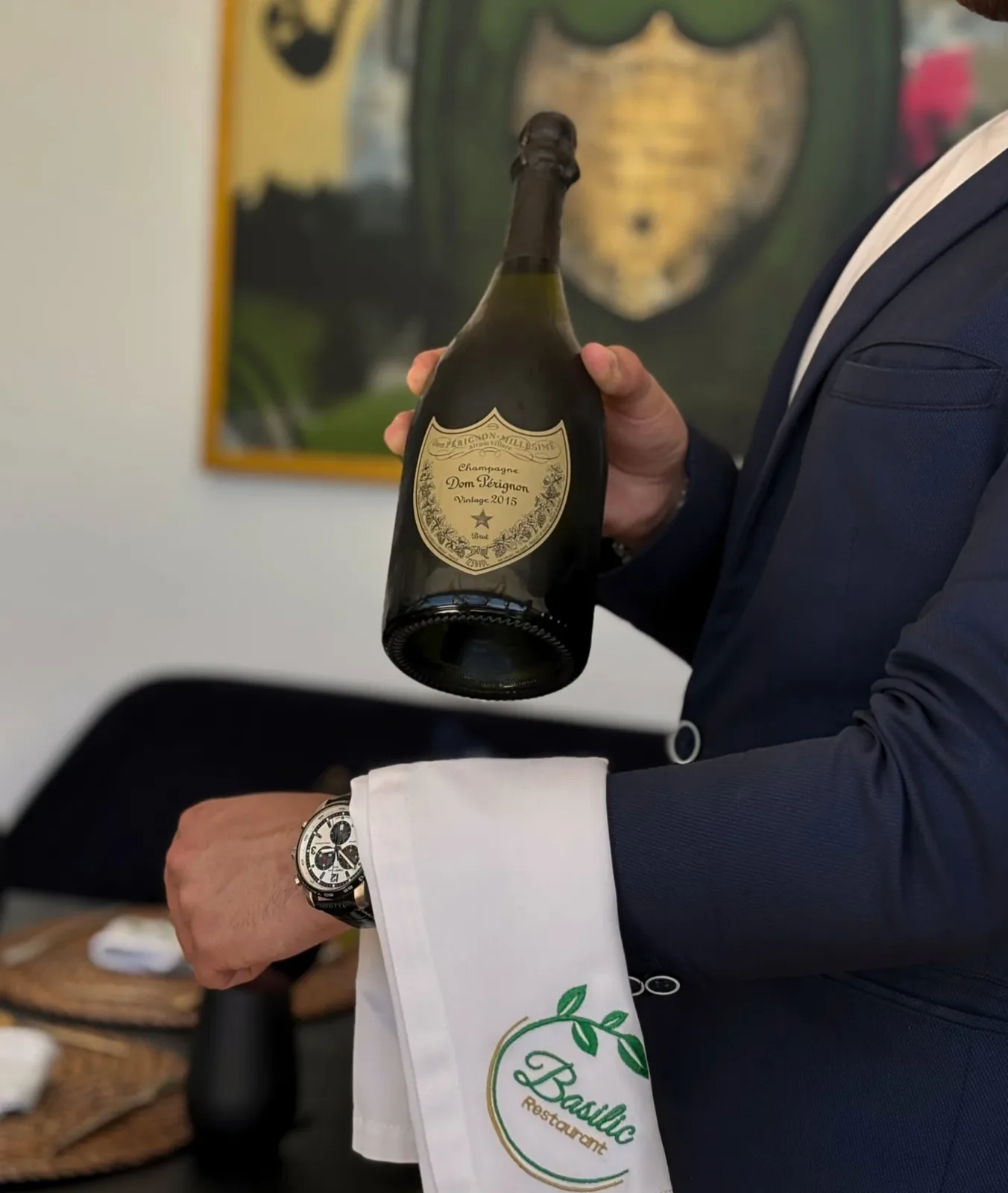 Dom Pérignon Vintage 2015 apresentado com guardanapo bordado Basilic