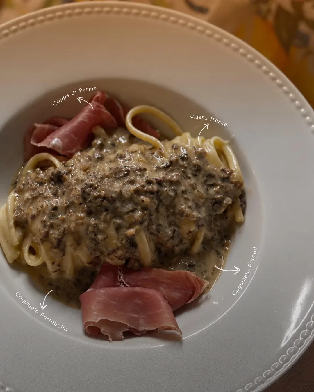 Massa fresca com cogumelos porcini e portobello e coppa di Parma