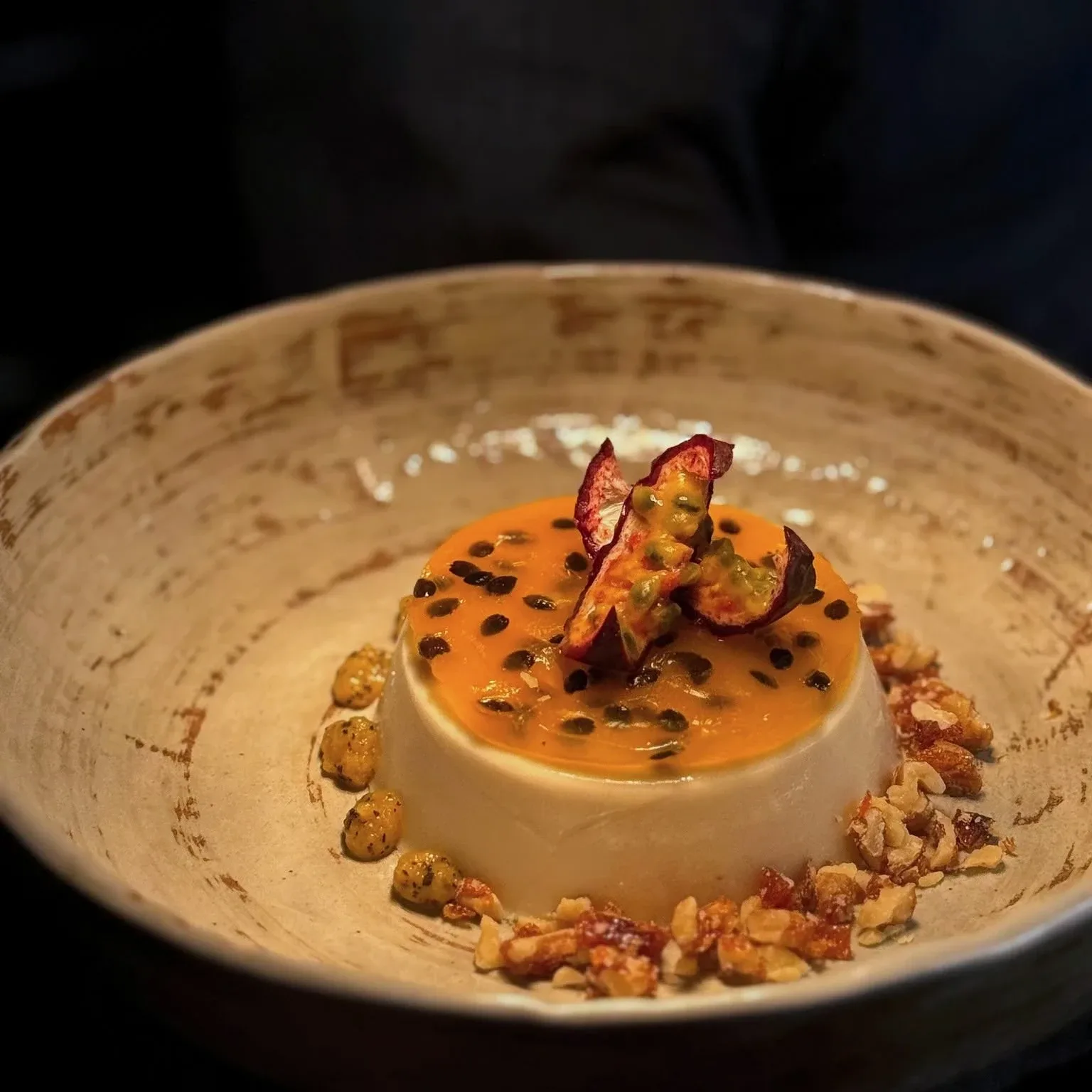 Panna cotta com maracujá e noz caramelizada