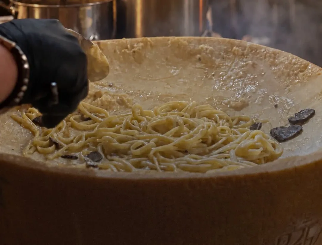 Massa com trufa a ser envolvida numa forma de Parmigiano, no evento Pasta Nella Forma